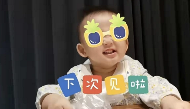 郑恺拍戏获女儿探班，小酸奶超黏爸爸，伸着小手捏爸爸大手好可爱休闲区蓝鸢梦想 - Www.slyday.coM