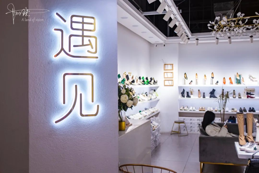 不知道为什么,感觉遇见的这些小资气息深厚的店铺,无论门面装修还是售