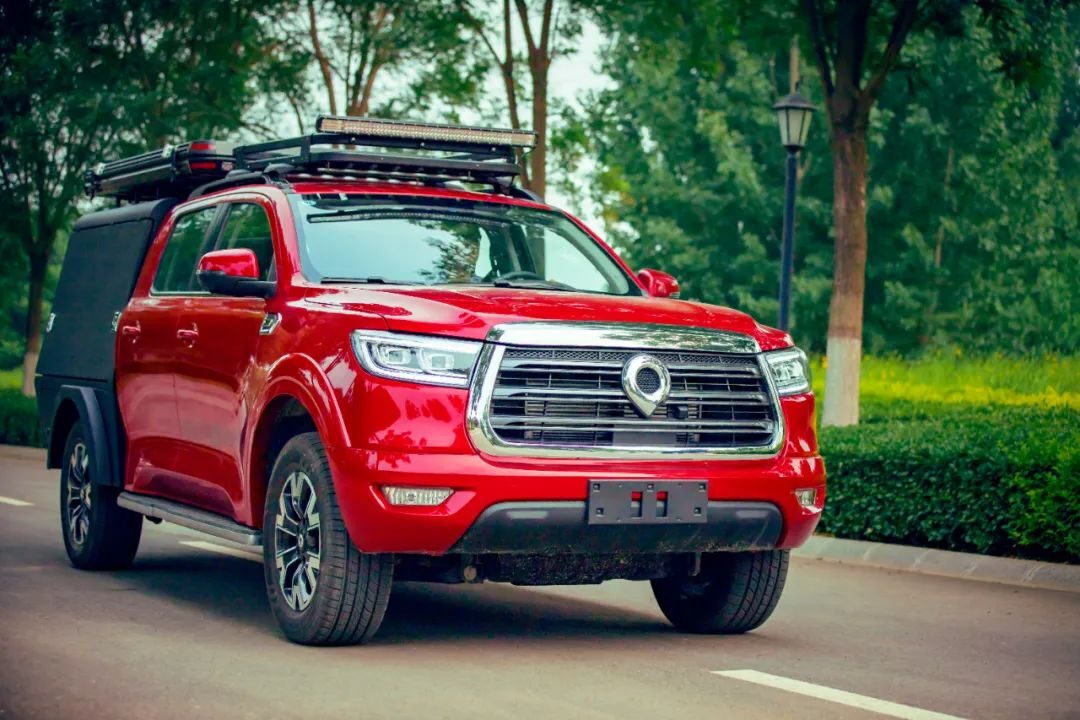 车头部分基本沿用了长城炮的设计,某种程度上来讲,二炮就是长城炮的