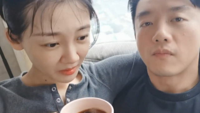 郑恺拍戏获女儿探班，小酸奶超黏爸爸，伸着小手捏爸爸大手好可爱休闲区蓝鸢梦想 - Www.slyday.coM