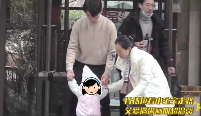 郑恺拍戏获女儿探班，小酸奶超黏爸爸，伸着小手捏爸爸大手好可爱休闲区蓝鸢梦想 - Www.slyday.coM