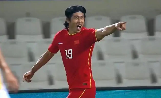 蒿俊闵喂饼武磊+高中锋，22岁新星成国足新核心 李霄鹏透露新战术休闲区蓝鸢梦想 - Www.slyday.coM