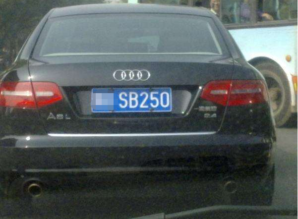 小伙子上班打出租车,车牌很"大胆",交警看了哭笑不得