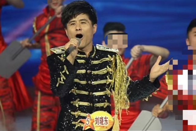 星光大道刘晓东落魄住桥洞靠一盆炭火过冬直播百人观看求打赏