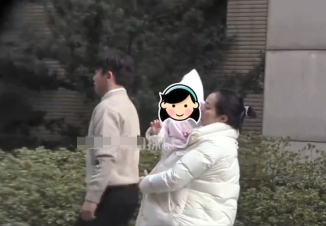 郑恺拍戏获女儿探班，小酸奶超黏爸爸，伸着小手捏爸爸大手好可爱休闲区蓝鸢梦想 - Www.slyday.coM