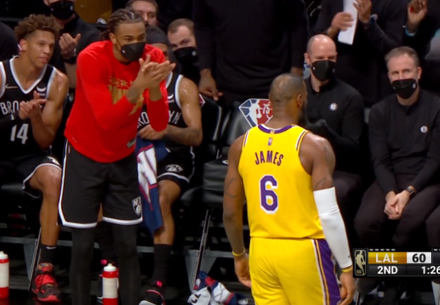 詹姆斯吊打篮网，遭对手疯狂挑衅，隔扣詹皇之人起立鼓掌怼脸嘲笑休闲区蓝鸢梦想 - Www.slyday.coM