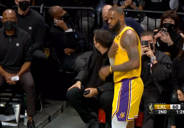 詹姆斯吊打篮网，遭对手疯狂挑衅，隔扣詹皇之人起立鼓掌怼脸嘲笑休闲区蓝鸢梦想 - Www.slyday.coM