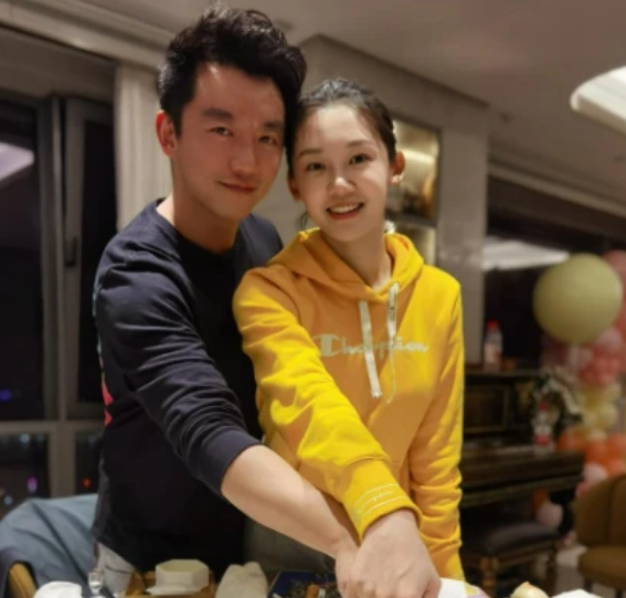 郑恺拍戏获女儿探班，小酸奶超黏爸爸，伸着小手捏爸爸大手好可爱休闲区蓝鸢梦想 - Www.slyday.coM