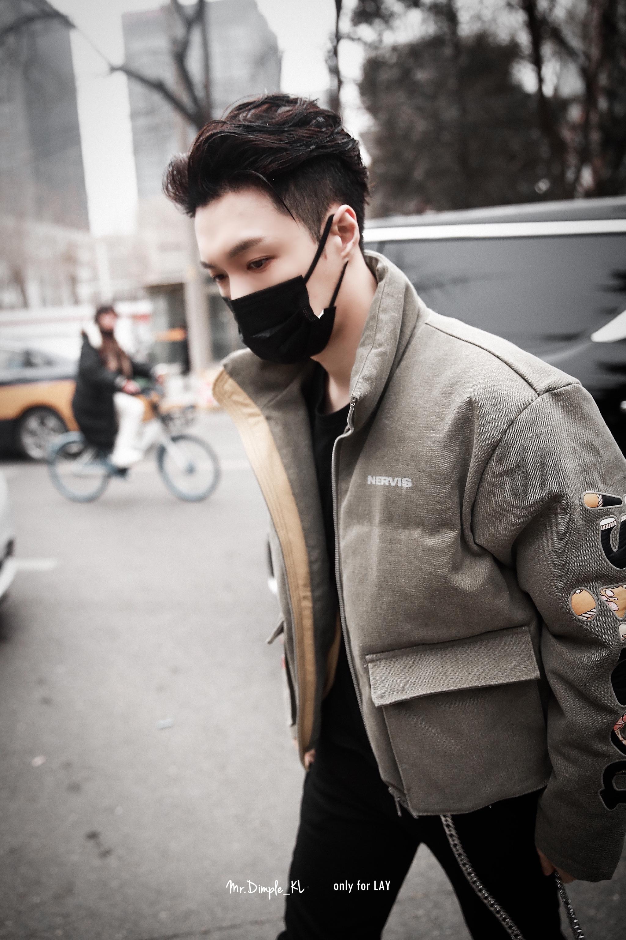 张艺兴央视春晚彩排上班新鲜的背头兴哥好酷好帅