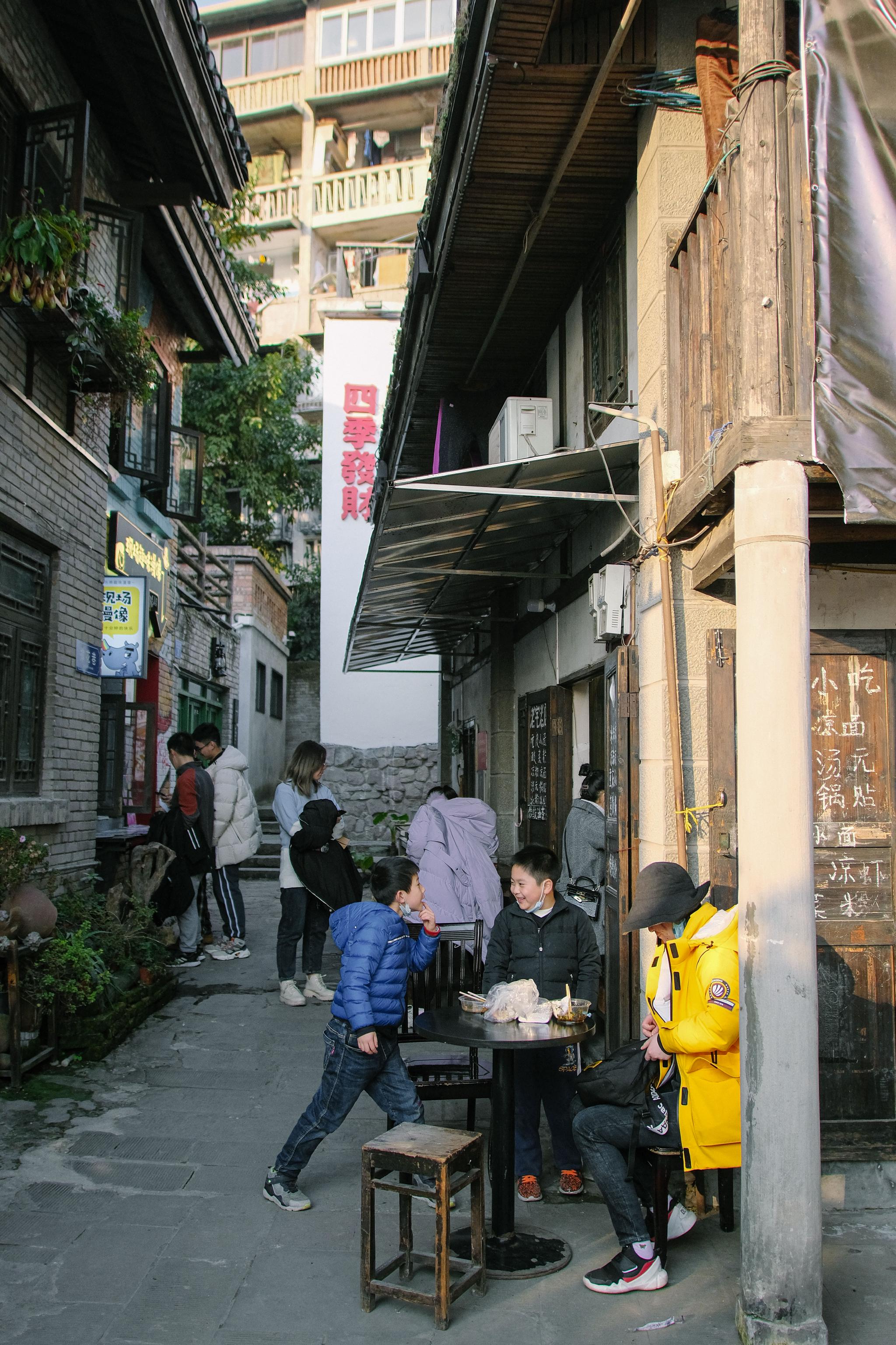 保护,横街纵巷的道路结构和上坡下坎,弯弯拐拐的街巷空间被完整保留