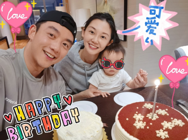 郑恺拍戏获女儿探班，小酸奶超黏爸爸，伸着小手捏爸爸大手好可爱休闲区蓝鸢梦想 - Www.slyday.coM