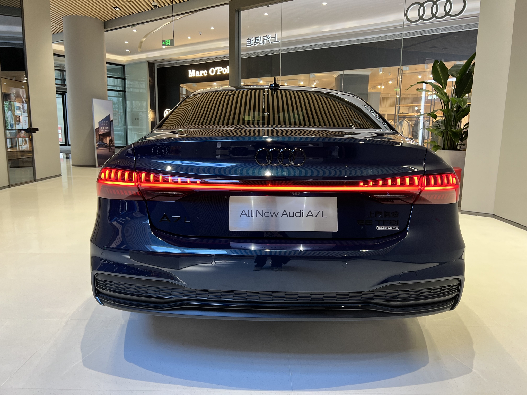 尾部贯穿的led律动尾灯,一些朋友可能会对上汽奥迪a7l取消了掀背和