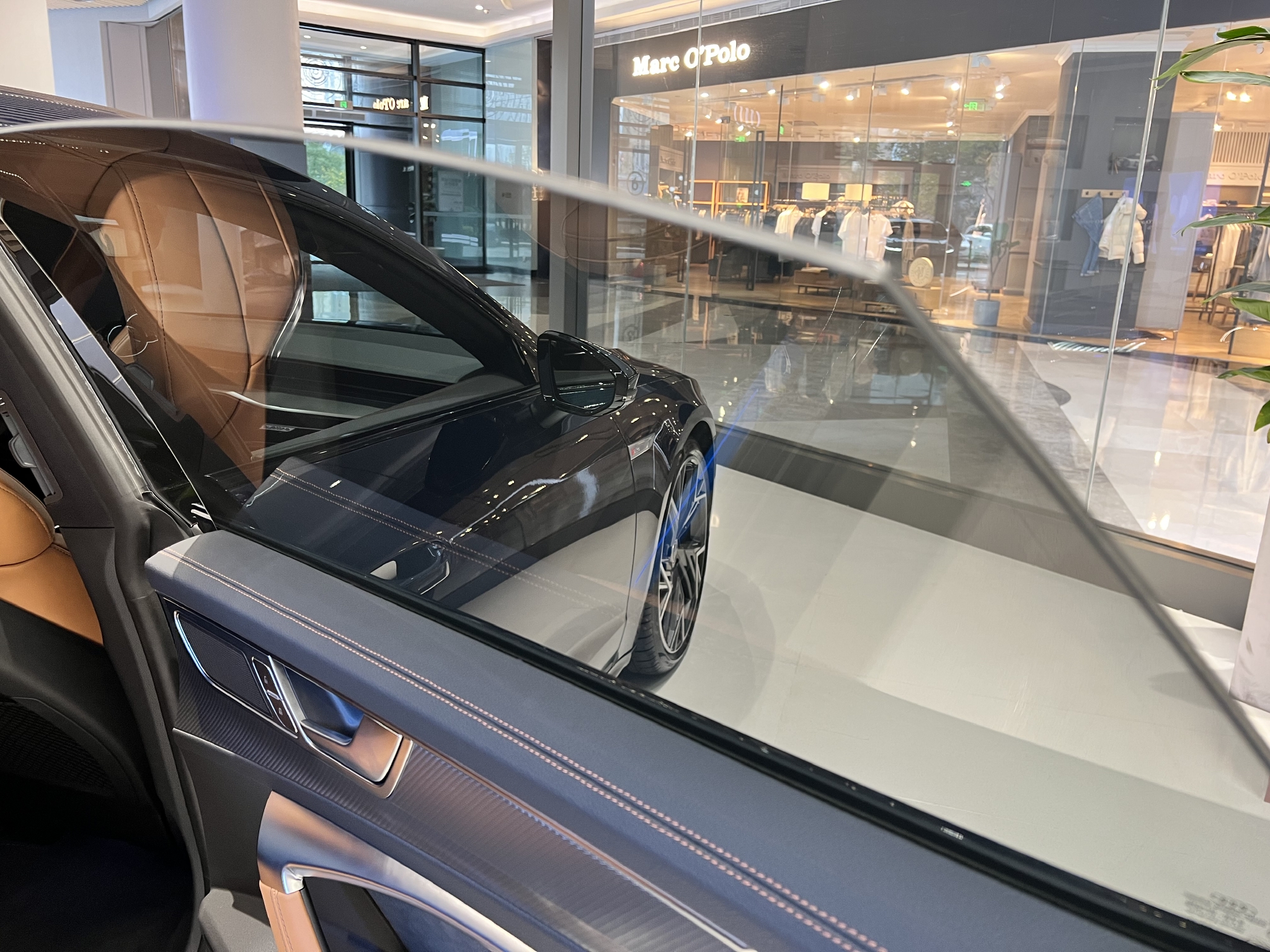 实拍上汽奥迪a7l轴距加长无框车门没有掀背的新车依然帅