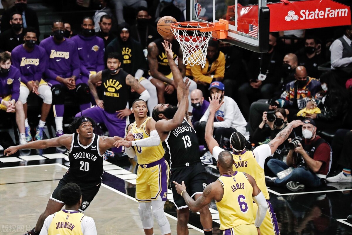 湖人大胜篮网,众人开心,唯独塔克落寞|塔克|比赛|湖人队_新浪新闻