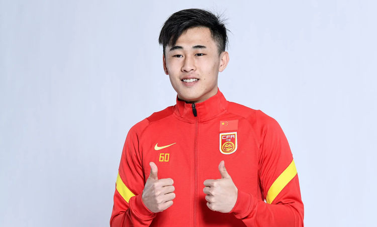 蒿俊闵喂饼武磊+高中锋，22岁新星成国足新核心 李霄鹏透露新战术休闲区蓝鸢梦想 - Www.slyday.coM