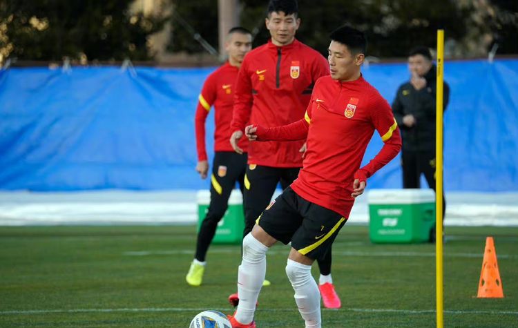 蒿俊闵喂饼武磊+高中锋，22岁新星成国足新核心 李霄鹏透露新战术休闲区蓝鸢梦想 - Www.slyday.coM