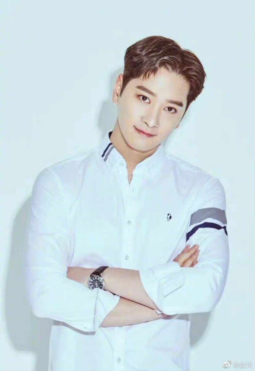 据韩媒黄灿盛正在准备与比自己大8岁的素人结婚