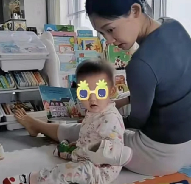 郑恺拍戏获女儿探班，小酸奶超黏爸爸，伸着小手捏爸爸大手好可爱休闲区蓝鸢梦想 - Www.slyday.coM