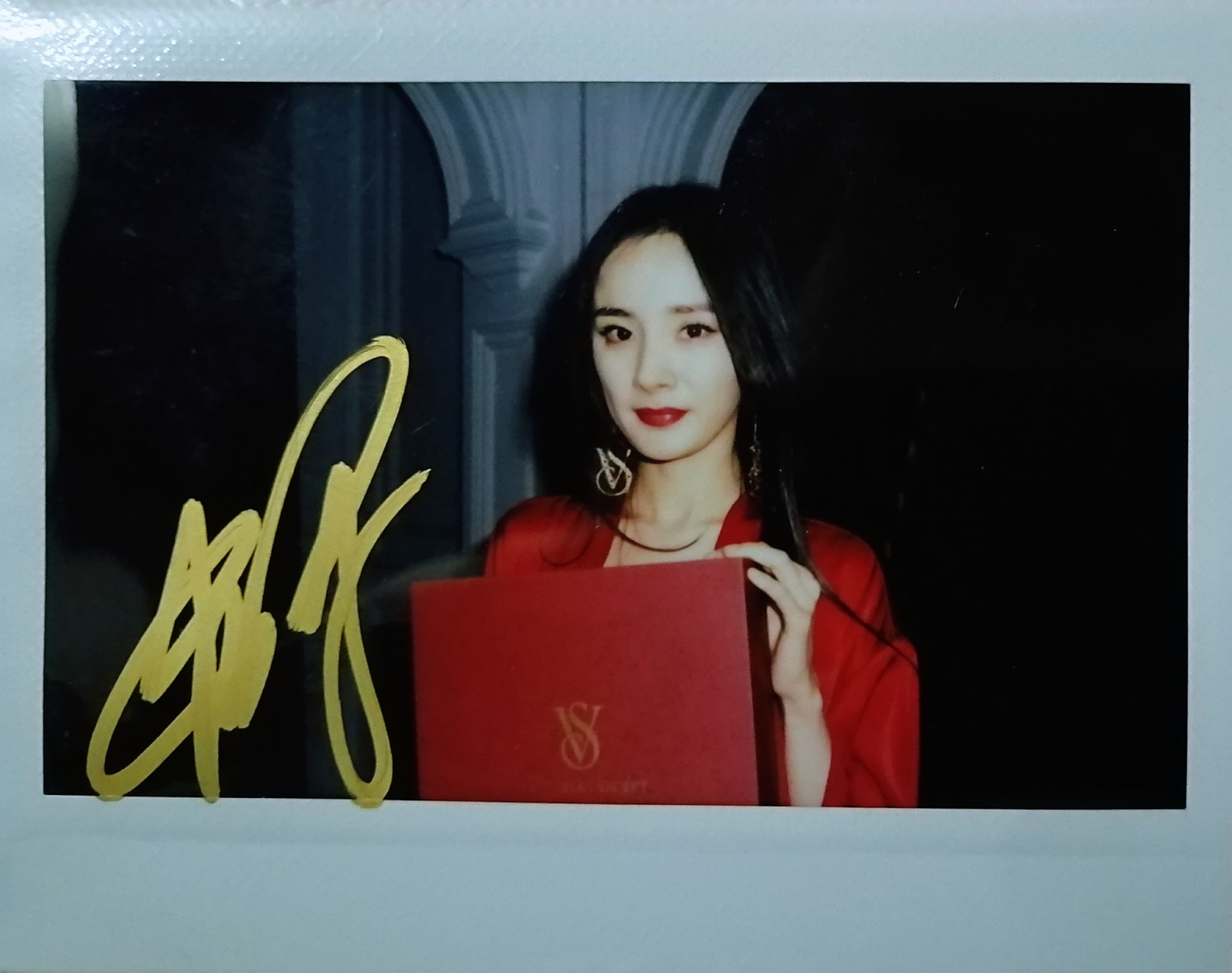 一个蜜蜂收到小幂的维密签名拍立得……|杨幂|品牌代言人_新浪新闻