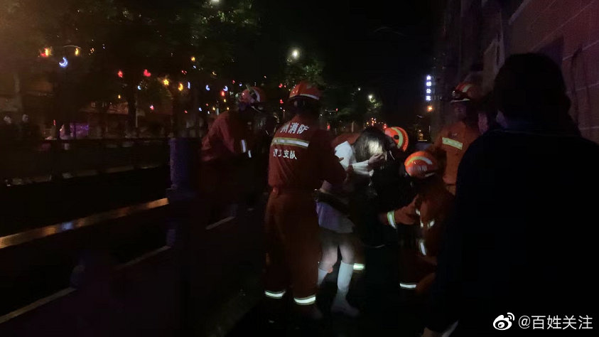 遵义 惊险！情侣吵架后相继跳桥被困河中央休闲区蓝鸢梦想 - Www.slyday.coM