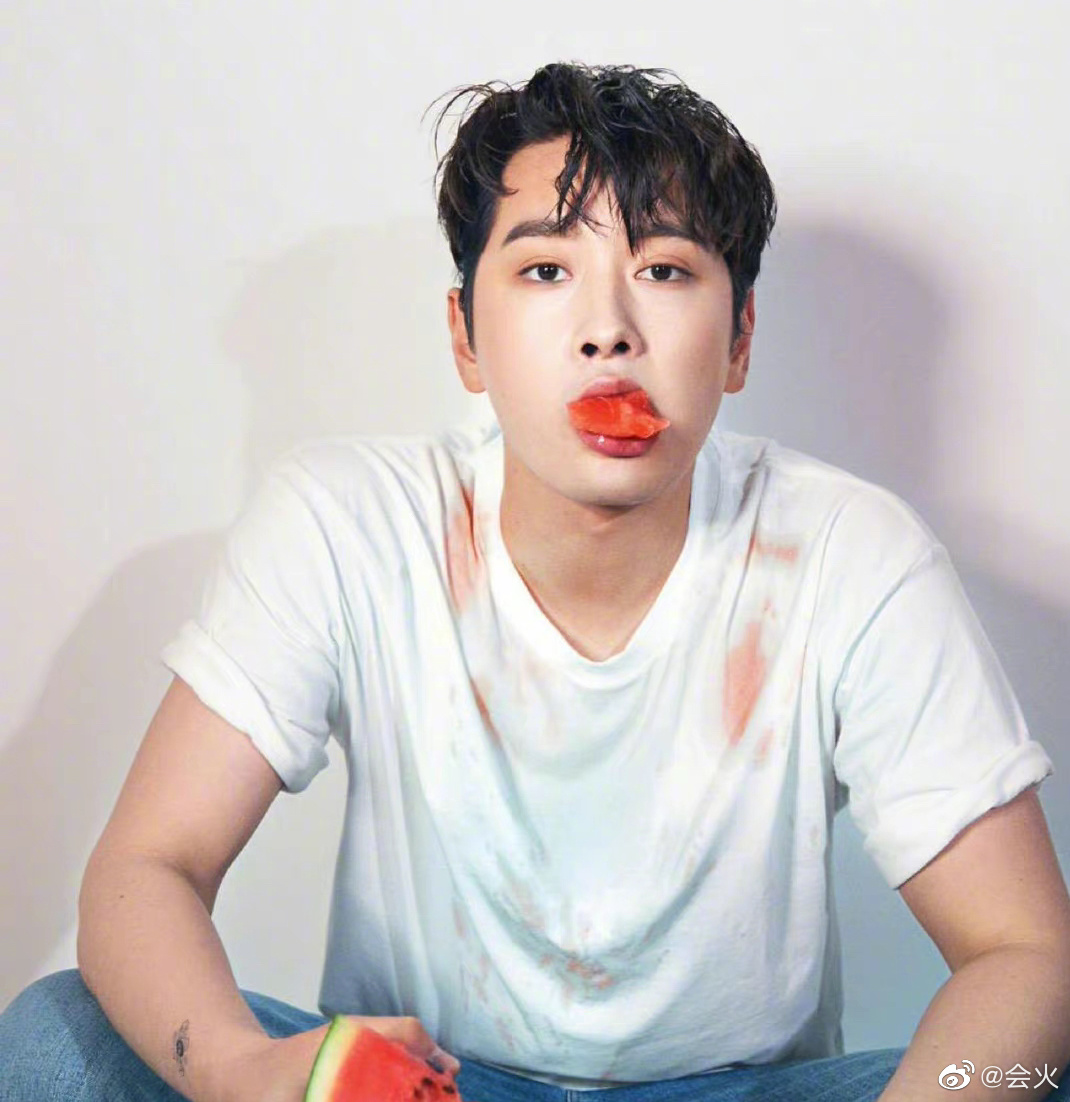 据韩媒黄灿盛正在准备与比自己大8岁的素人结婚