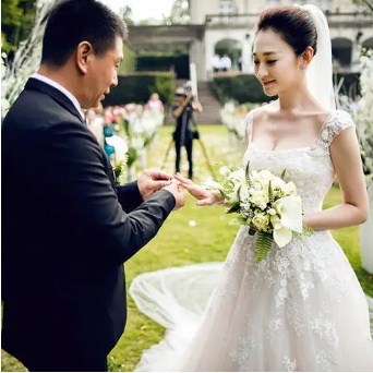 李小冉39岁嫁给男闺蜜5个亿随便花如今婚姻状况如何