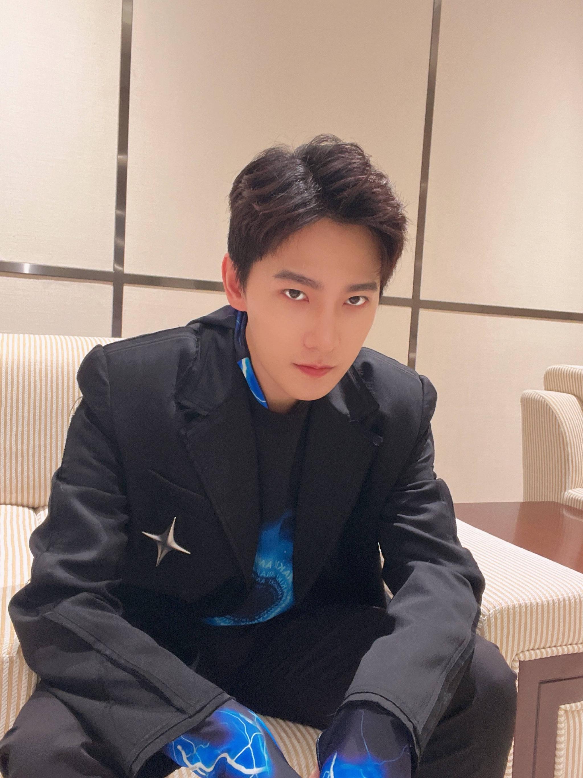 杨洋2021年媒体眼中最有好感的艺人!|杨洋|好感|艺人_新浪新闻