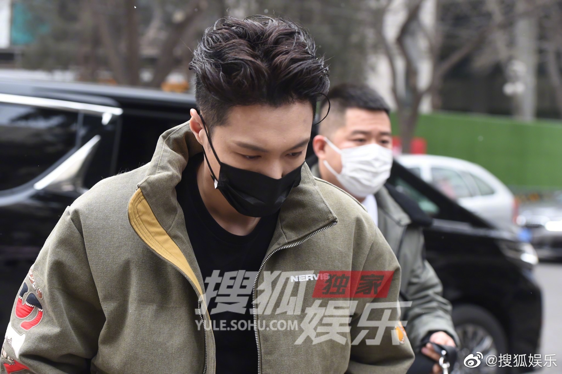 张艺兴央视春晚彩排上班新鲜的背头兴哥好酷好帅