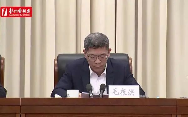 王浩到滨江区疫情防控指挥中心调度疫情处置工作