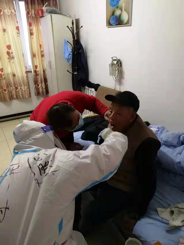 　　图为医务人员为老人核酸采样提供上门服务。（北京市丰台区供图）