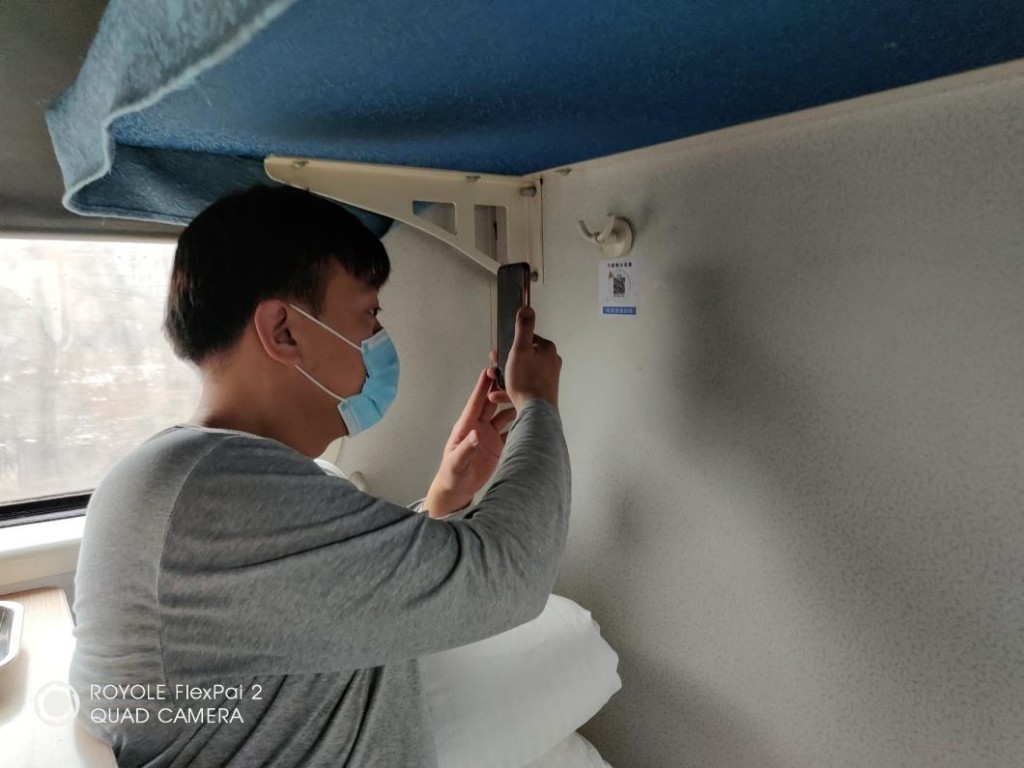 "1月25日,海拉尔开往郑州的k928次列车上,旅客王女士通过扫描车厢内的
