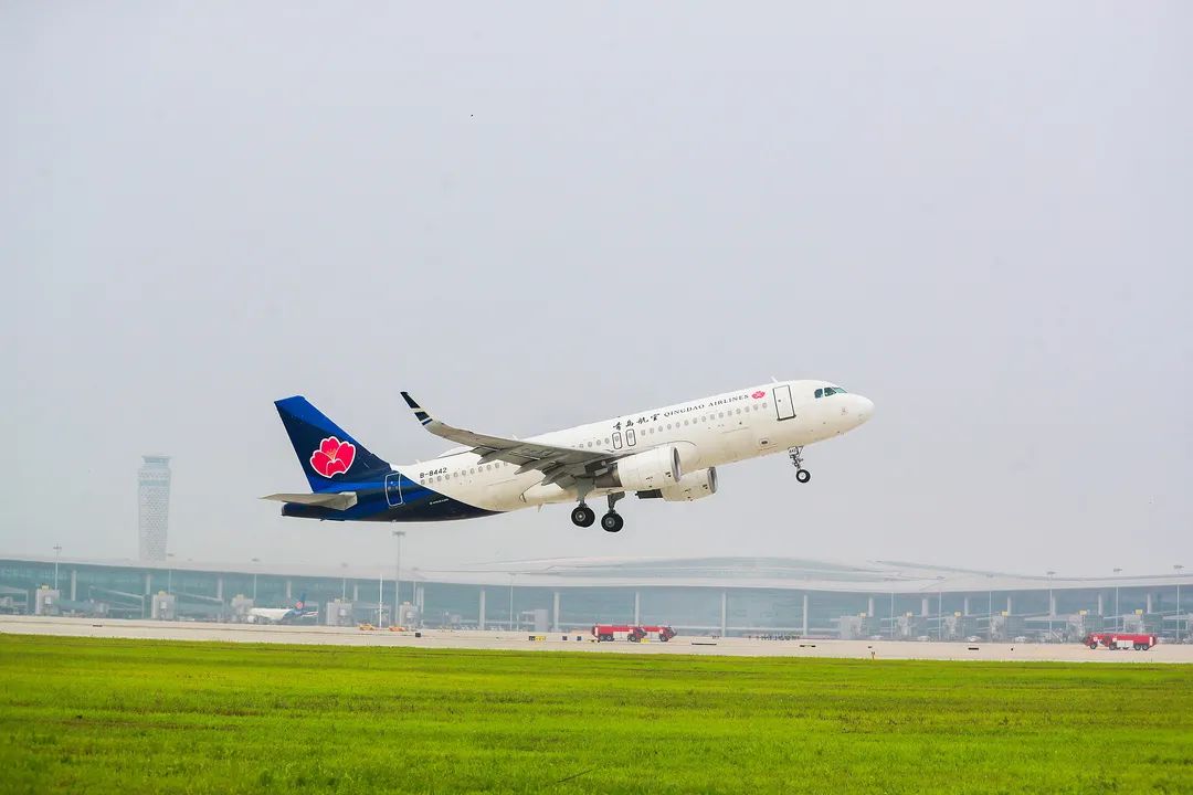 (青岛航空a320客机从山东青岛胶东机场起飞,图片来源:视觉中国)
