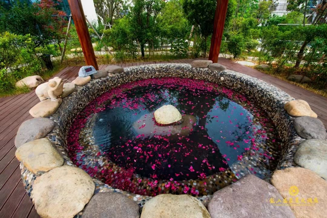 龙山温泉度假中心分为主楼,大型室内戏水区和露天特色泡区三大功能区.