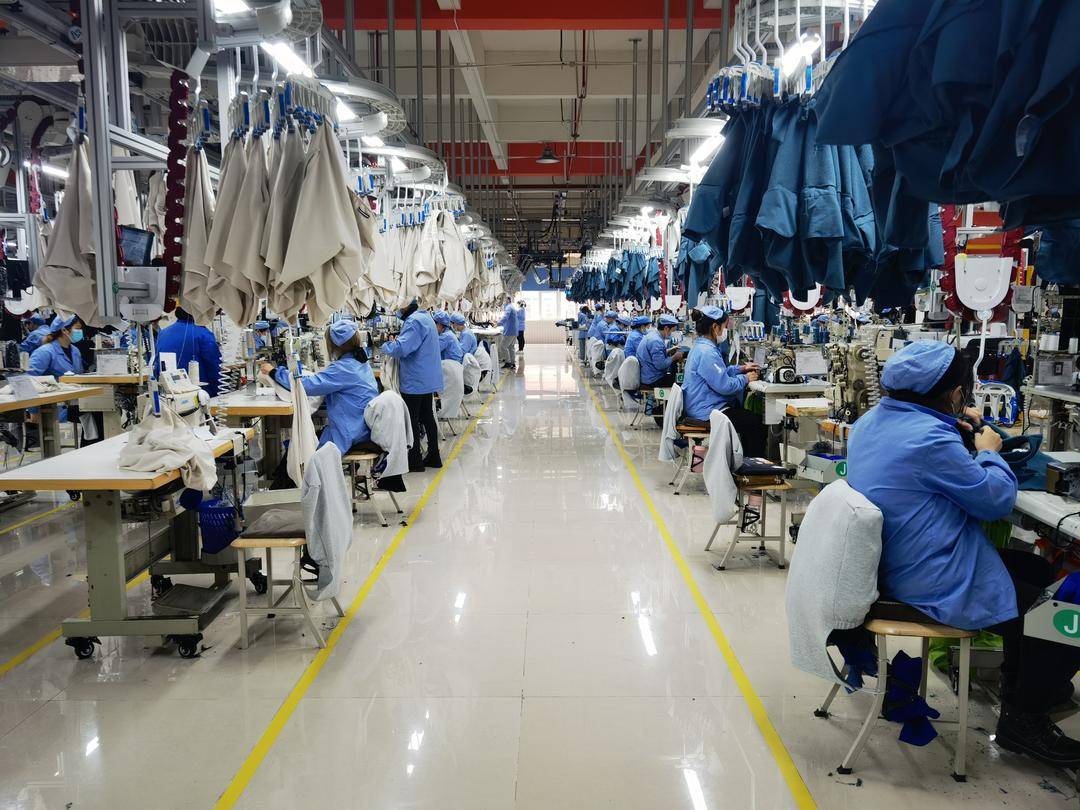 目前,申洲国际在全球约有10万名车间工人,其中宁波工厂有超过2.