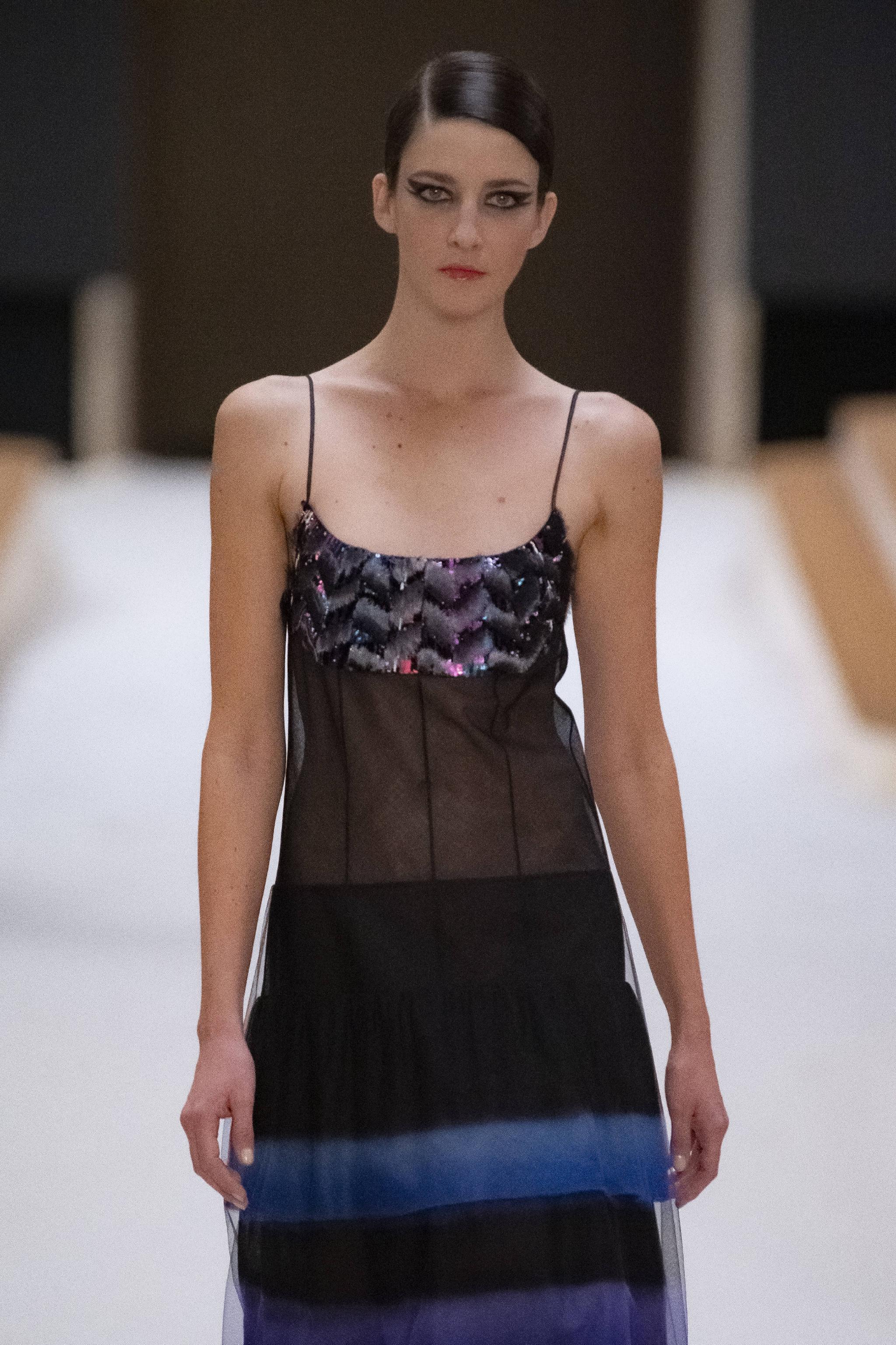 1月25日,在法国巴黎高级定制时装周上,模特展示香奈儿品牌2022春夏