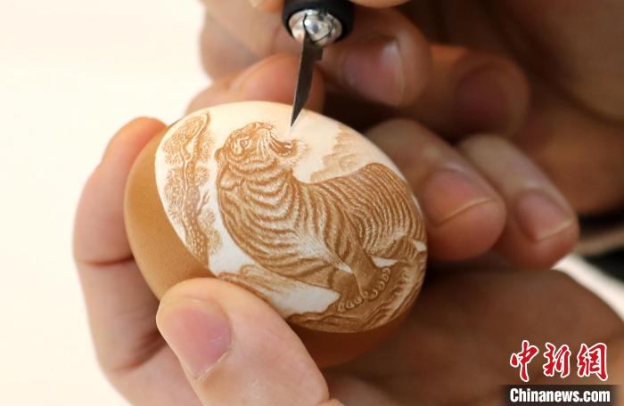 河北衡水艺人创作冬奥福虎蛋雕迎新年