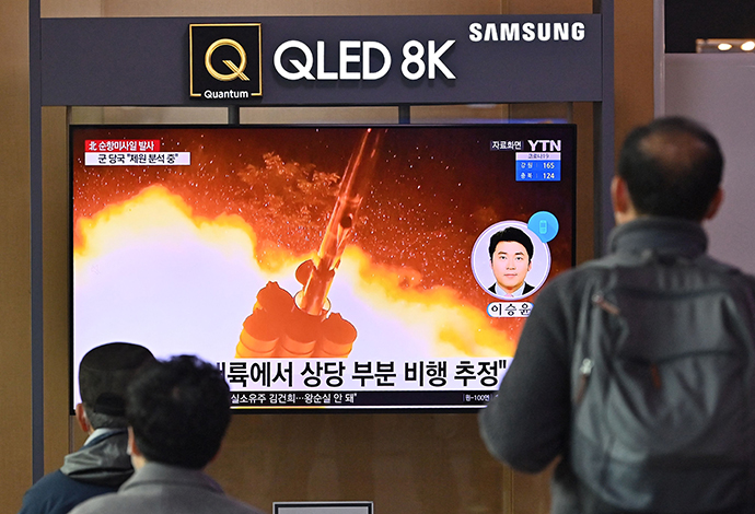 当地时间2022年1月25日，韩国首尔，韩国军方当日上午8时30分左右发现，朝鲜向半岛东部海域发射了两枚疑似巡航导弹的发射体。人民视觉 图