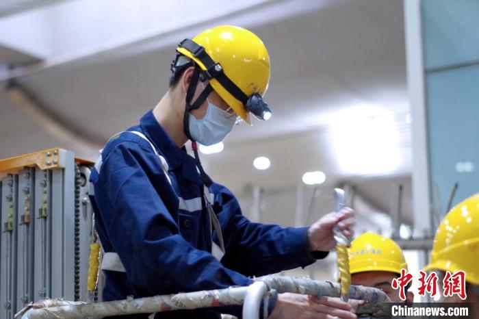 召开小组工作布置会,突击队员曹先跃,段毅,谢宇波准备好工具和灯具,推