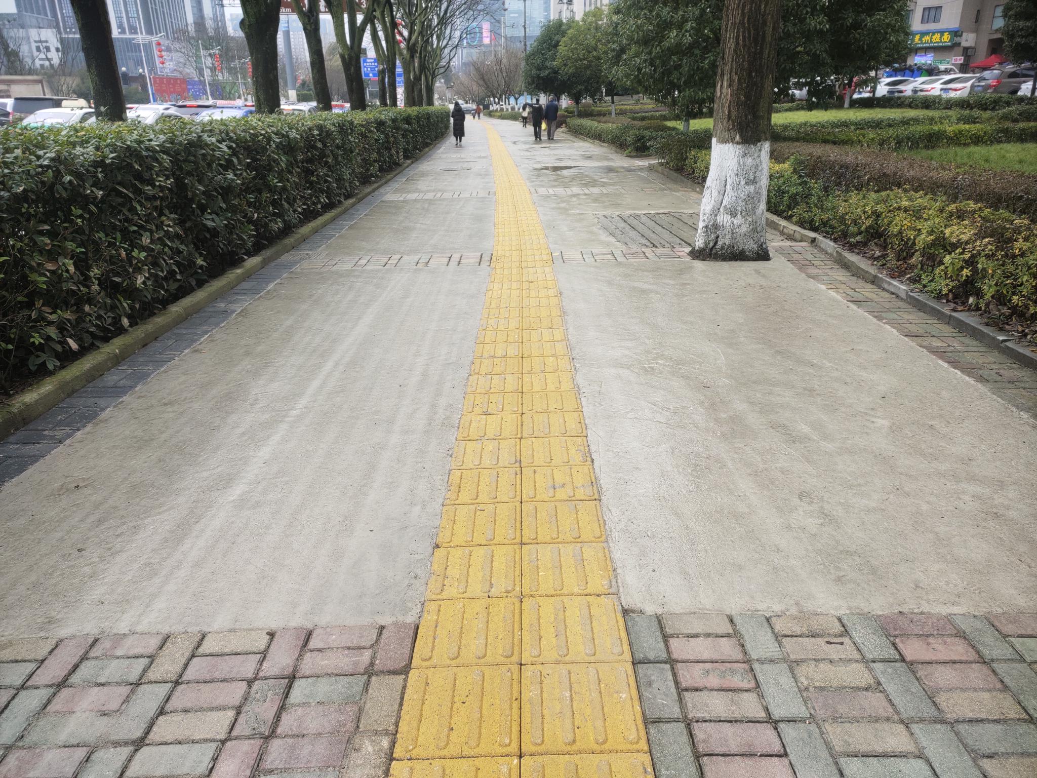 科科长谢舟鑫告诉记者,观山东路人行道盲道改造工程还剩300米未完工