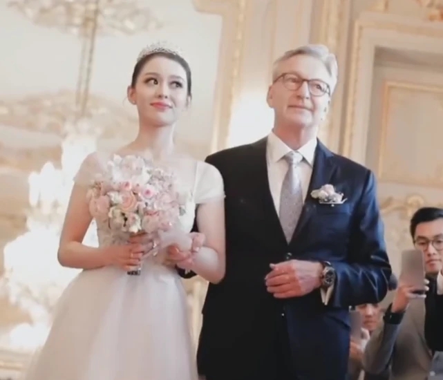 吉娜与父亲一起现身巴黎时装秀 爸爸西装笔挺绅士优雅|吉娜|巴黎时装