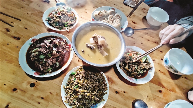 提前吃的“年夜饭”休闲区蓝鸢梦想 - Www.slyday.coM