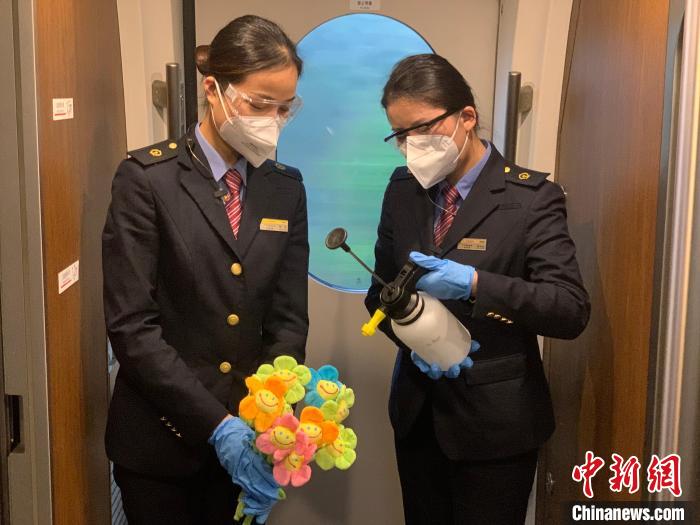 广州客运段推出"笑脸花"重点旅客标识和行李标识提示卡服务 广州客运