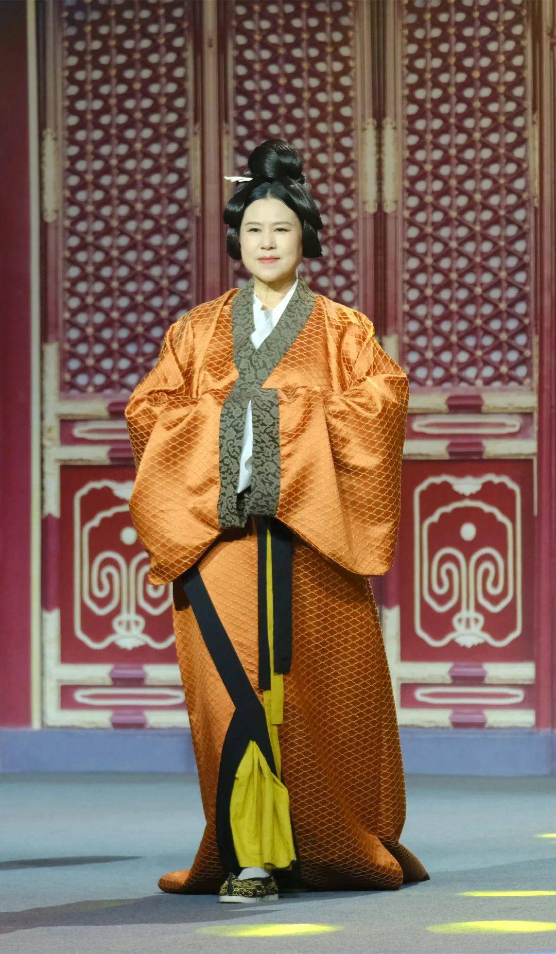 岁月从不败美人鞠萍姐姐身着凤冠霞帔穿汉服的她们有多美