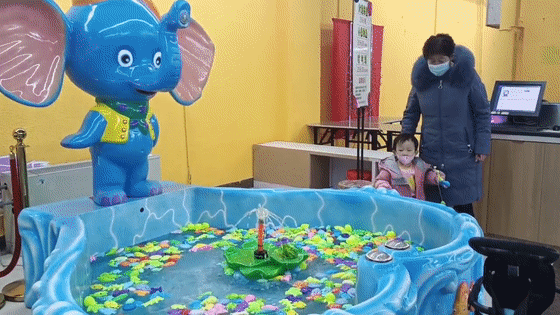 ▲小朋友们在体验“捞鱼”