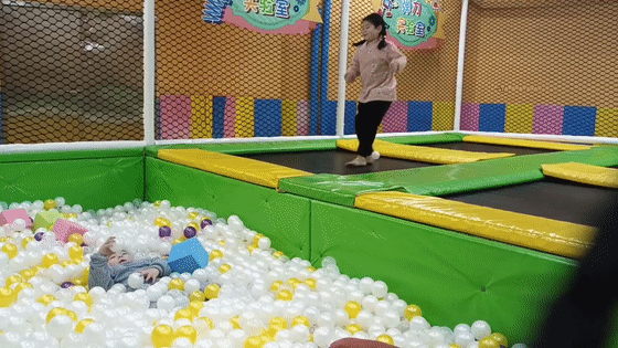 ▲在蹦床上旋转、跳跃、燃烧卡路里