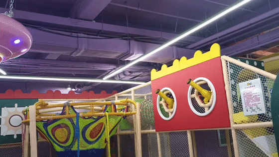 ▲孩子们在“枪炮城”大显身手