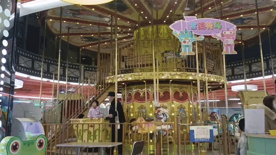 ▲双层旋转木马梦幻十足