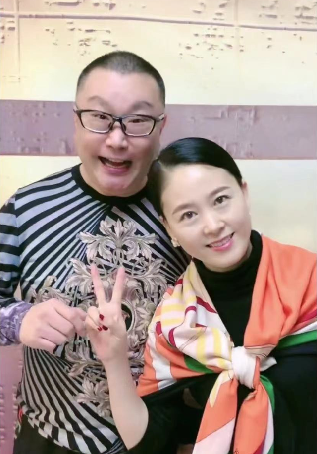 尹相杰带爱妻上街买菜在北京街头不戴口罩小16岁妻子肤白貌美