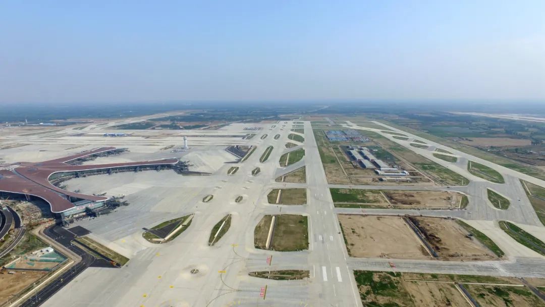 2017年,民航建工总承包施工江西瑶湖机场,7个月完成机场建设,创造出50