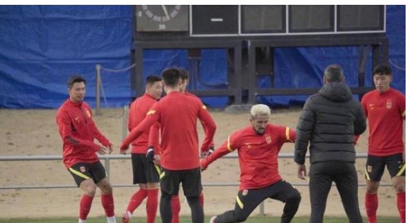 国足日本训练直击，洛国富抢圈太勇猛，他真的带来很多变化休闲区蓝鸢梦想 - Www.slyday.coM